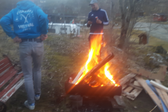 heerlijk genieten van een biertje met kampvuur