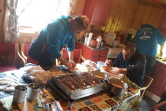 leker eten aan voorbereiden